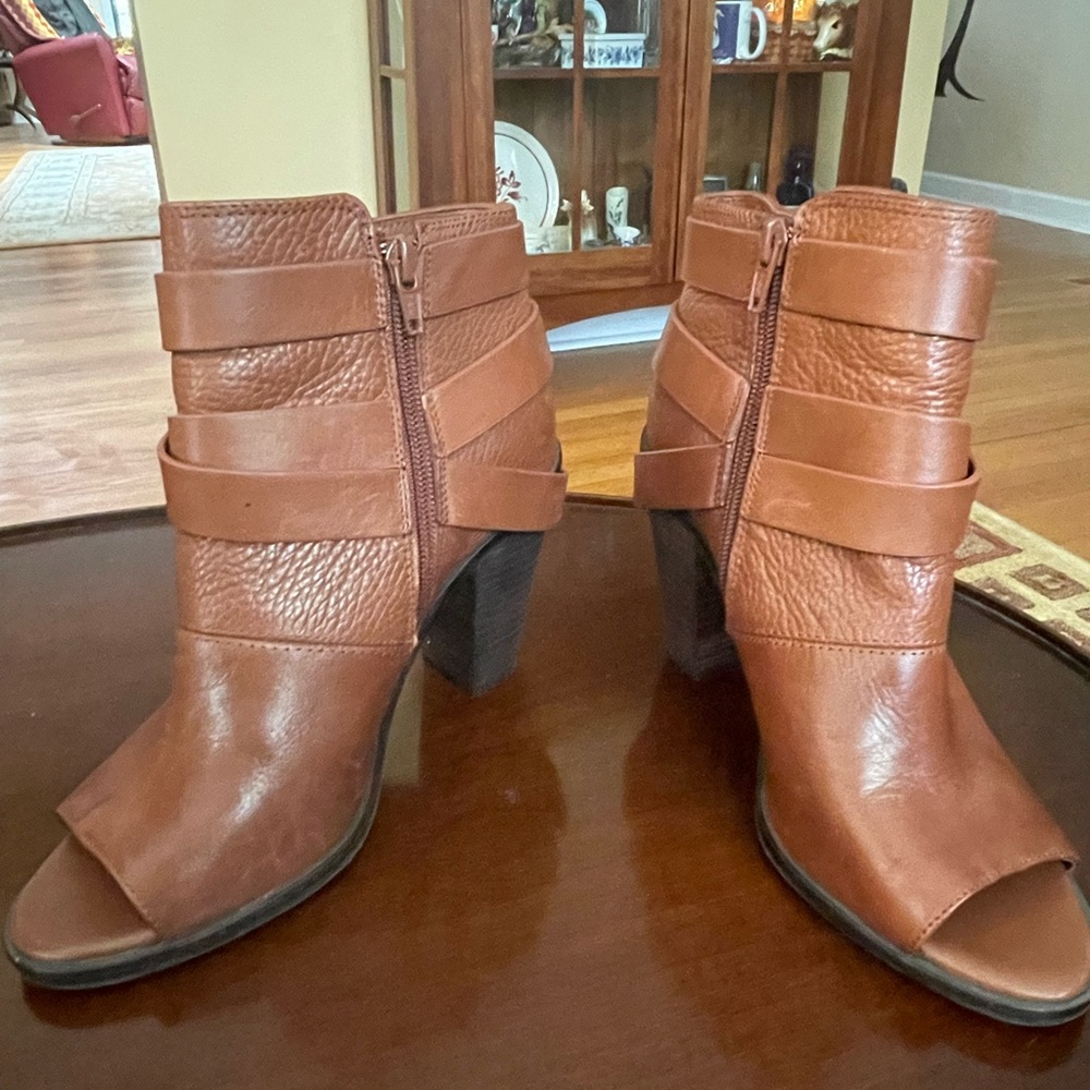 Gianni‎ Bini bootie with heel - Picture 3 of 5